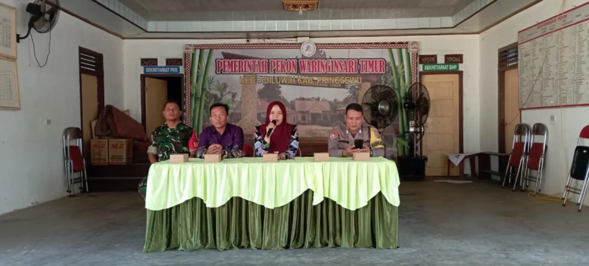 RAPAT PEMBENTUKAN PANITIA HUT RI KE 81 DI PEKON WARINGINSARI TIMUR DI HADIRI OLEH PERWAKILAN SEKOLAH TK/PAUD SAMPAI SMP/MTS SE PEKON WARINGINSARI TIMUR
